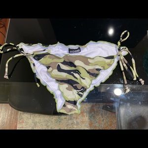 String Bikini Camo Cheeky Bottoms – Size M
